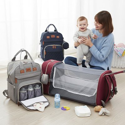 bebe-heureux-avec-sac-a-langer