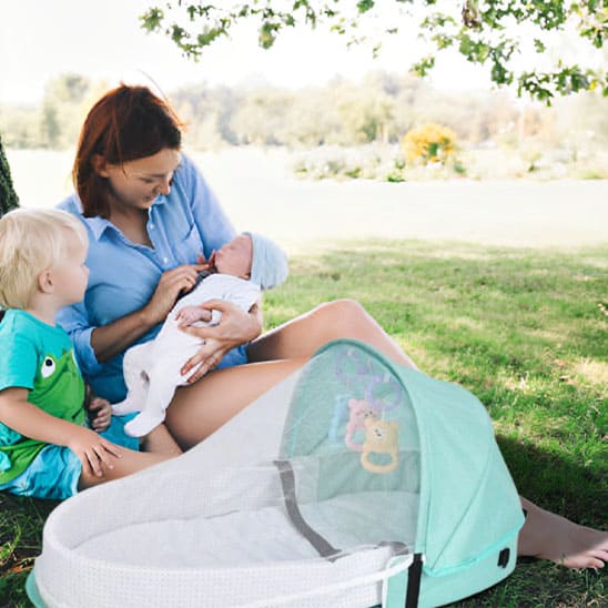 lit-de-voyage-vert-en-famille