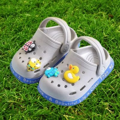 crocs-enfant-gris-confortable