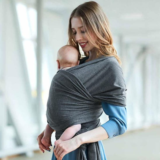 echarpe-porte-bebe-gris-position-ideale