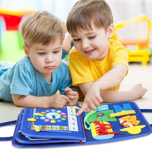 livre-pour-bebe-en-tissu-enfant-heureux