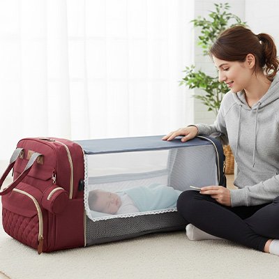 maman-endormi-bebe-dans-sac-a-langer