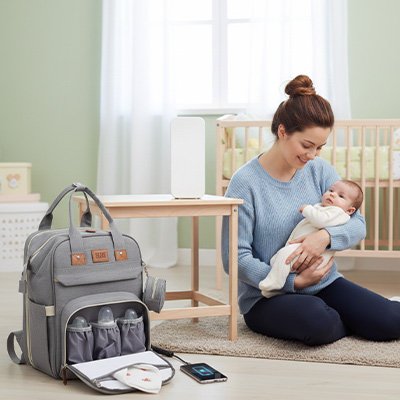 maman-mettant-biberon-dans-sac-a-langer