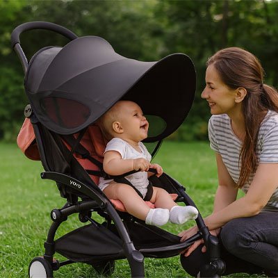 par-soleil-pour-poussette-bebe-heureux